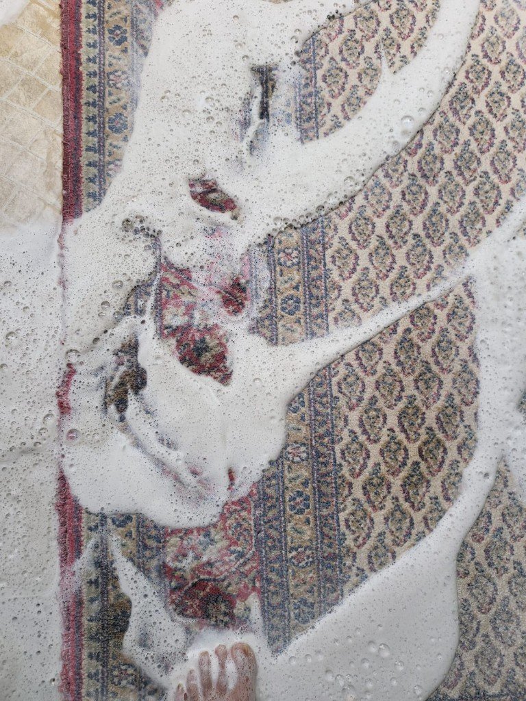 Lavado manual con espuma sobre alfombra oriental